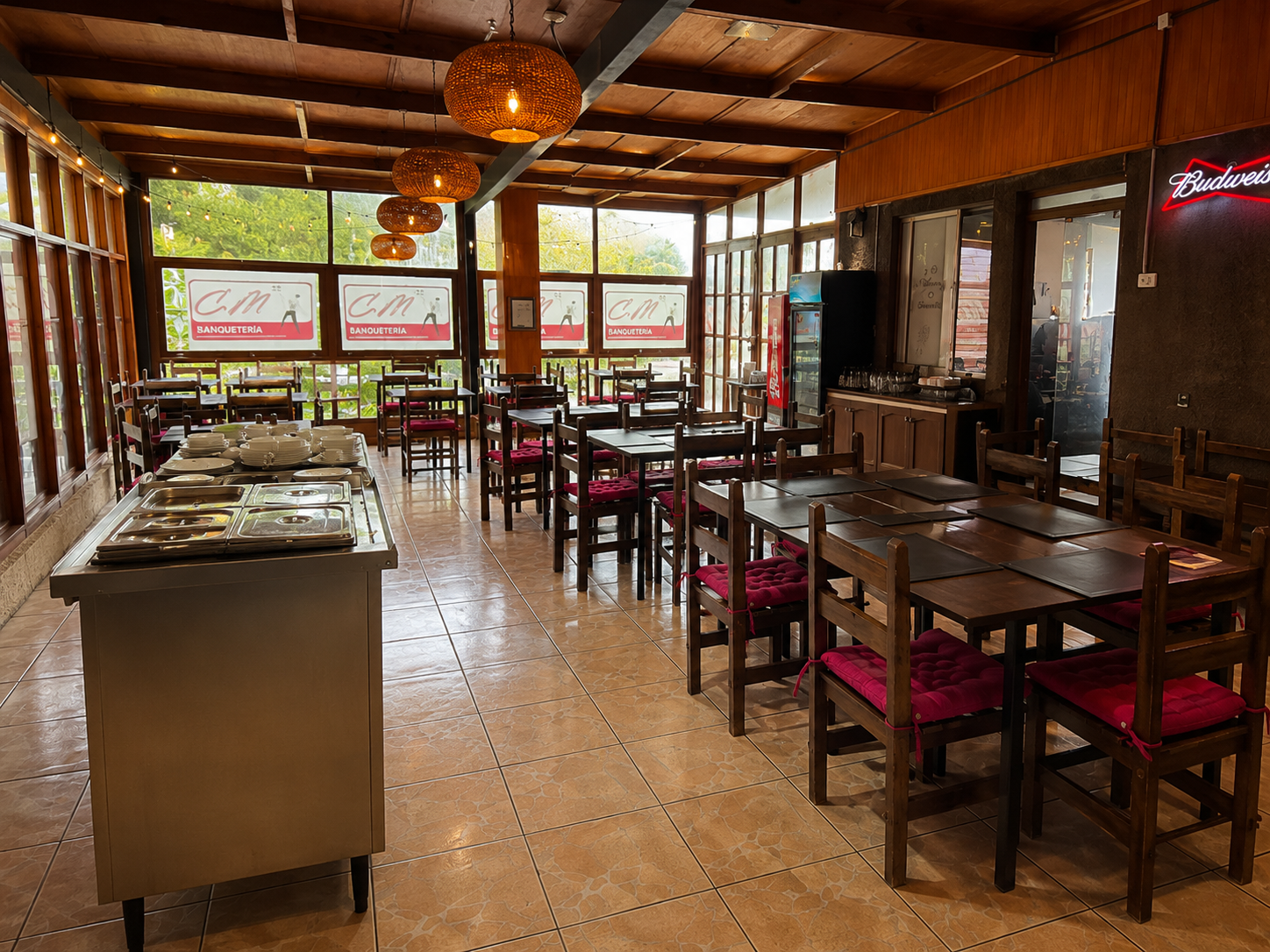 Salón de CM Restaurant para almuerzos diarios