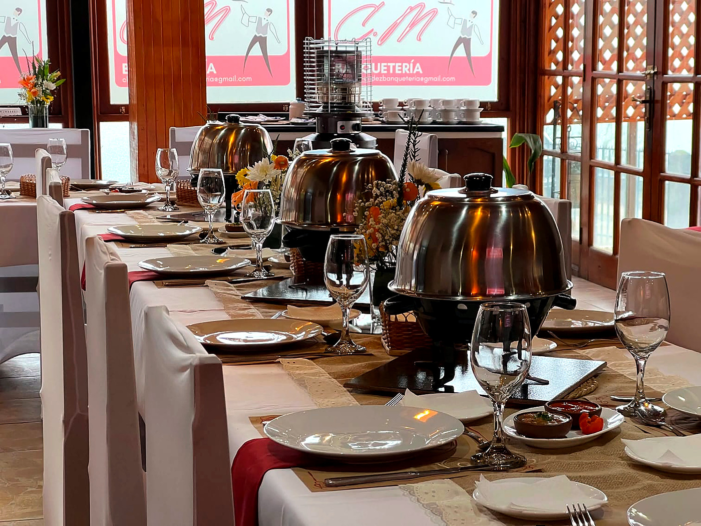 Salón de CM montado para evento de banquetería