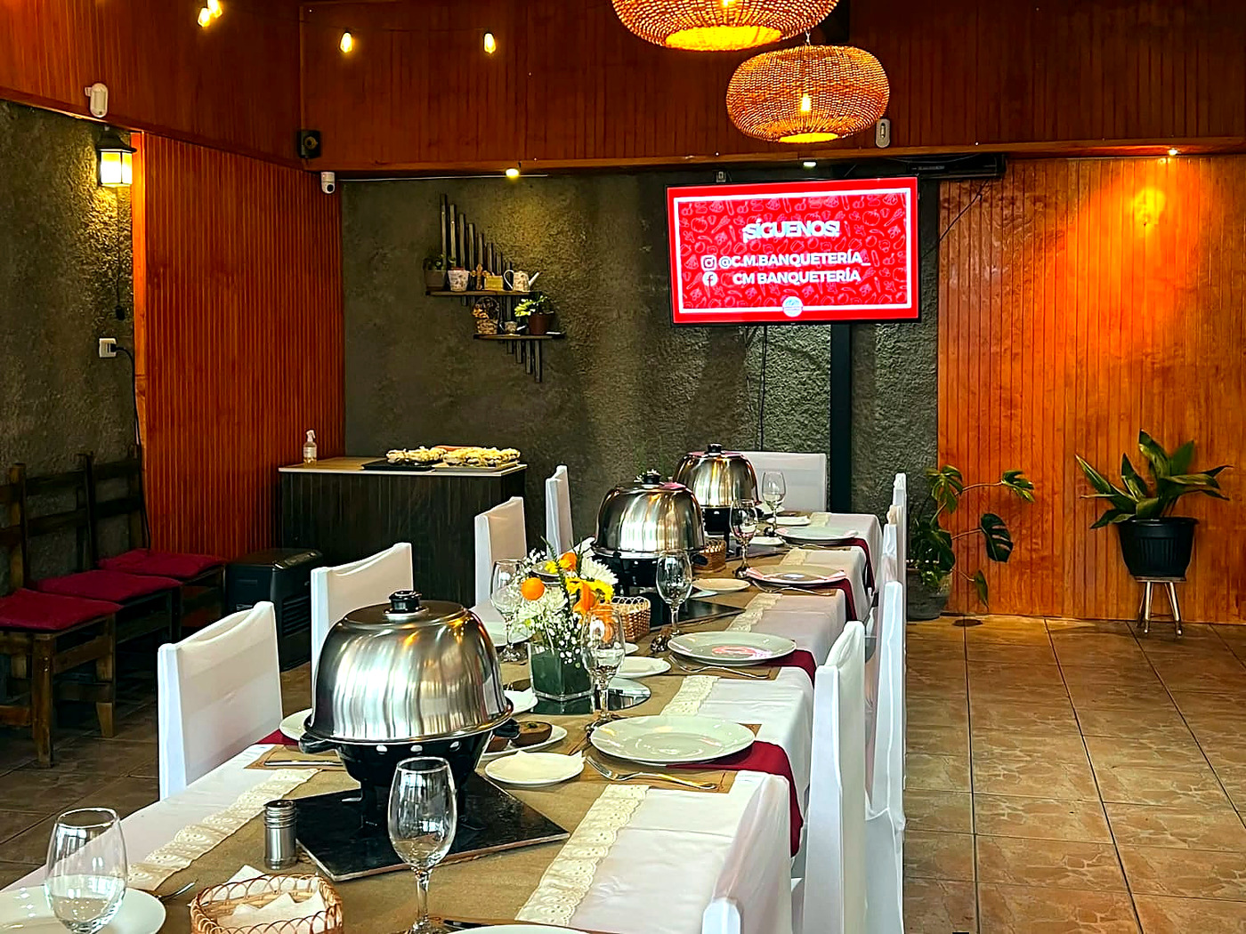 Montaje cálido de CM, reflejo de la trayectoria gastronómica de Claudia Méndez